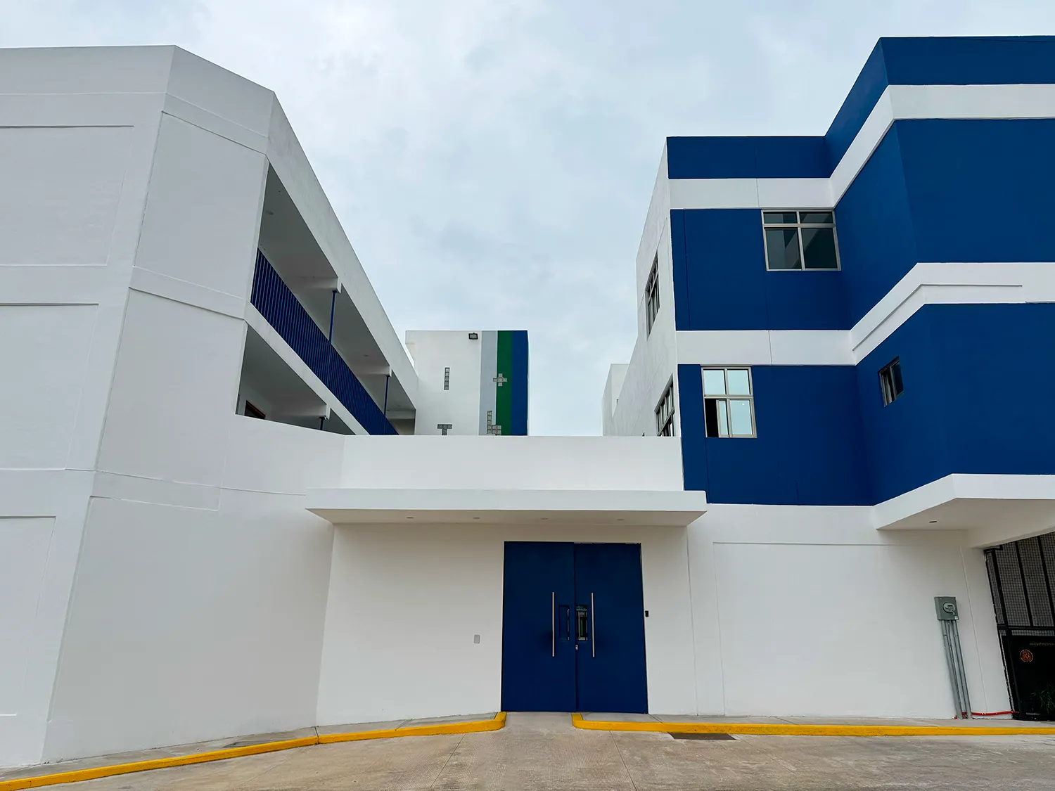 Fachada del Instituto Quetzal Internacional en Corregidora, Querétaro
